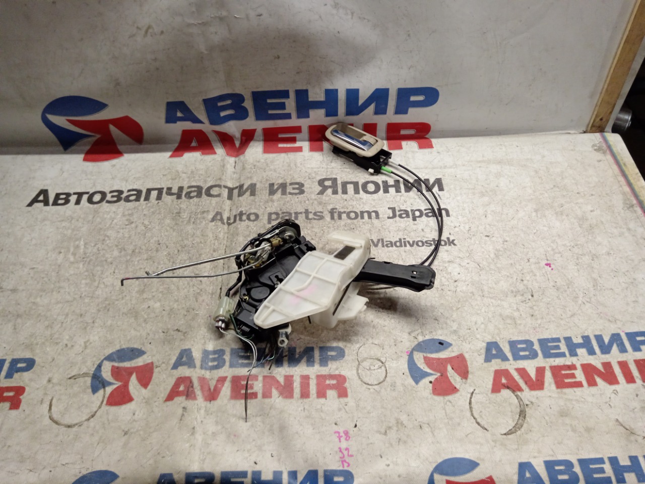 Замок двери Toyota Progres JCG10 1JZ-FSE передний правый