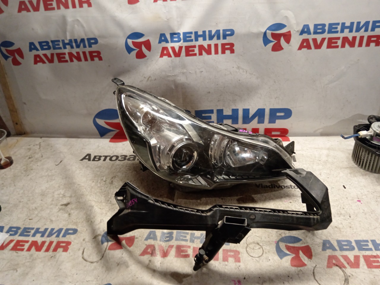 Фара SUBARU LEGACY BM9 передняя правая (б/у)