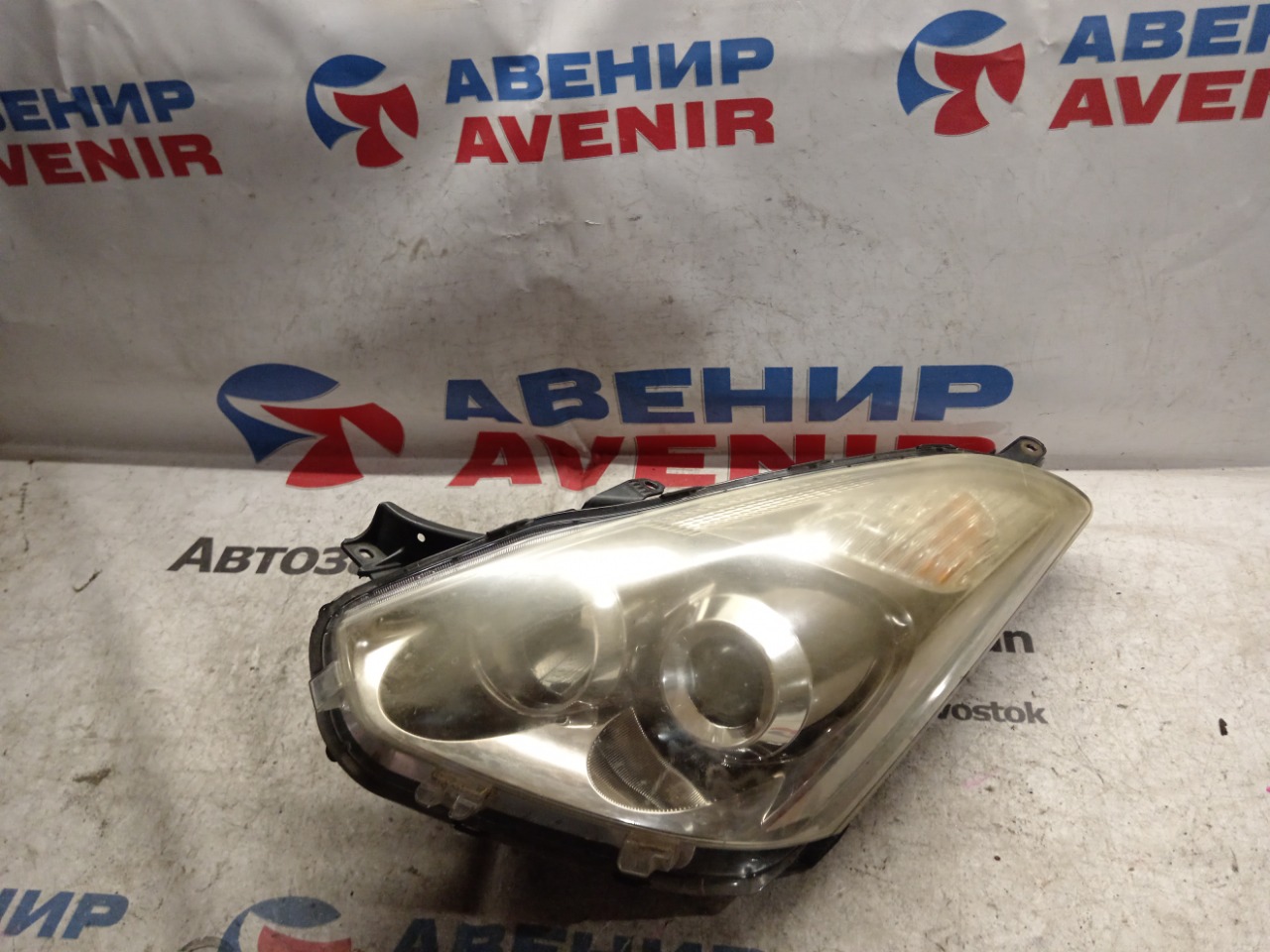 Фара TOYOTA WISH ZNE10 передняя левая (б/у)