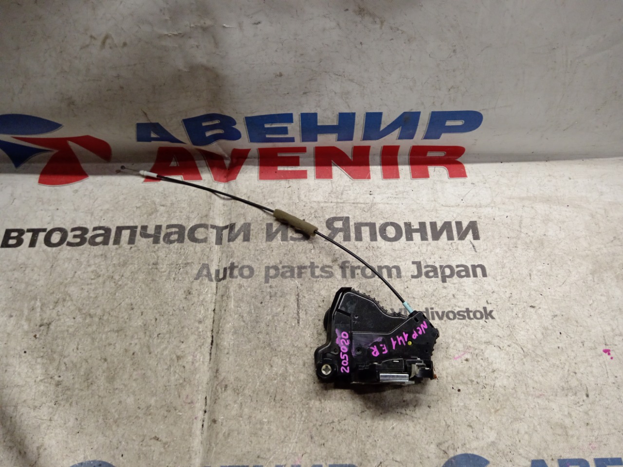 Замок двери Toyota Porte NCP141 передний правый