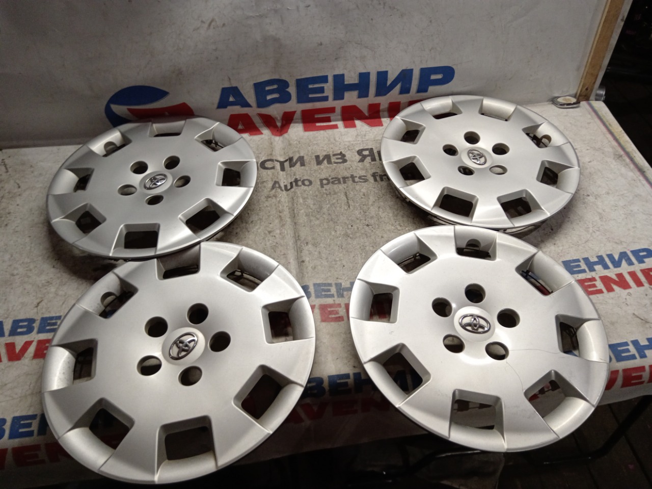 Колпаки на колеса TOYOTA ISIS ANM10G (б/у)