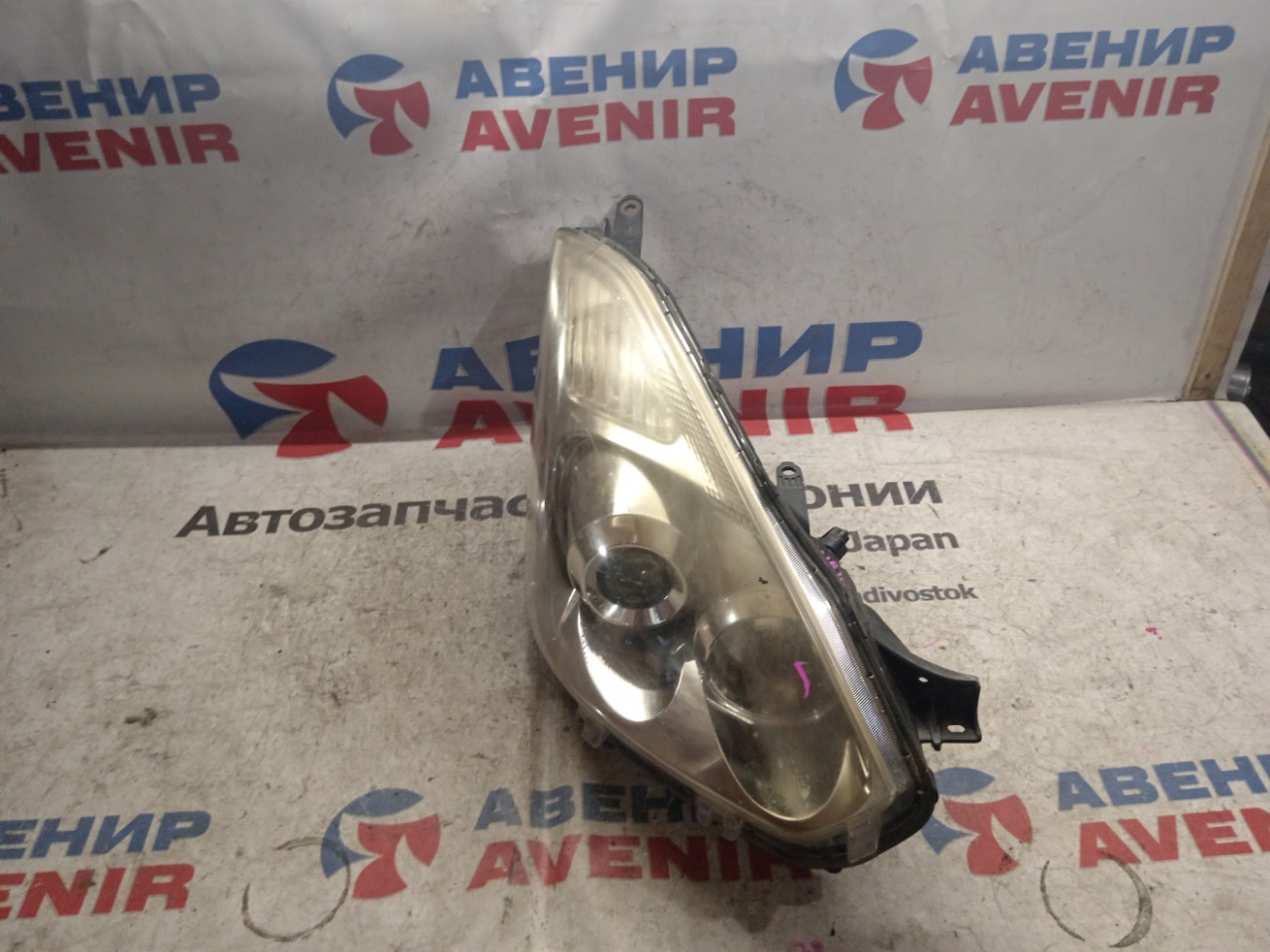 Фара TOYOTA WISH ZNE10 передняя правая (б/у)