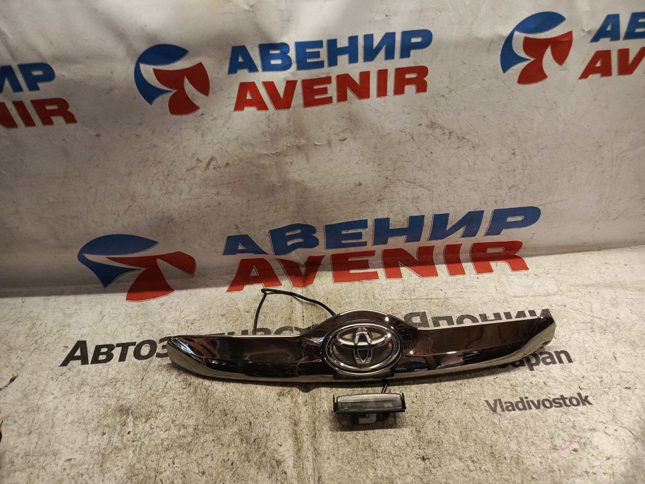Накладка 5-й двери TOYOTA RACTIS NCP105 задняя (б/у)