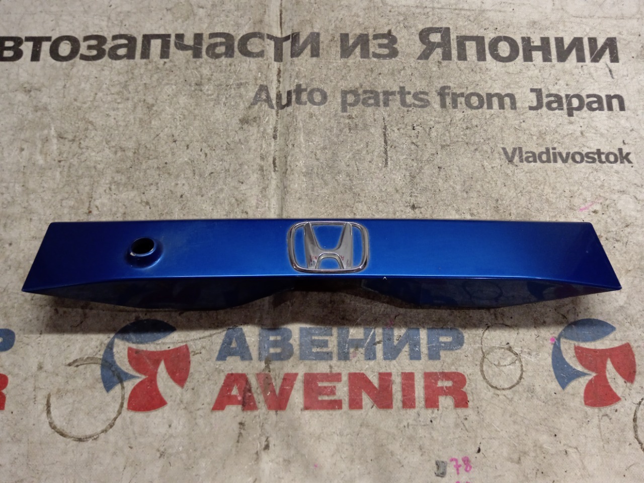 Накладка 5-й двери HONDA MOBILIO SPIKE GK1 (б/у)