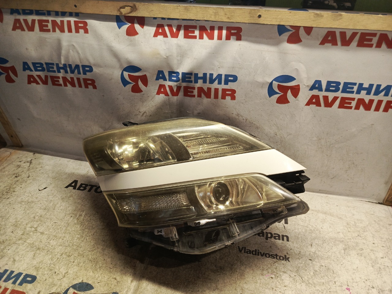Фара TOYOTA VELLFIRE ANH20W передняя правая (б/у)