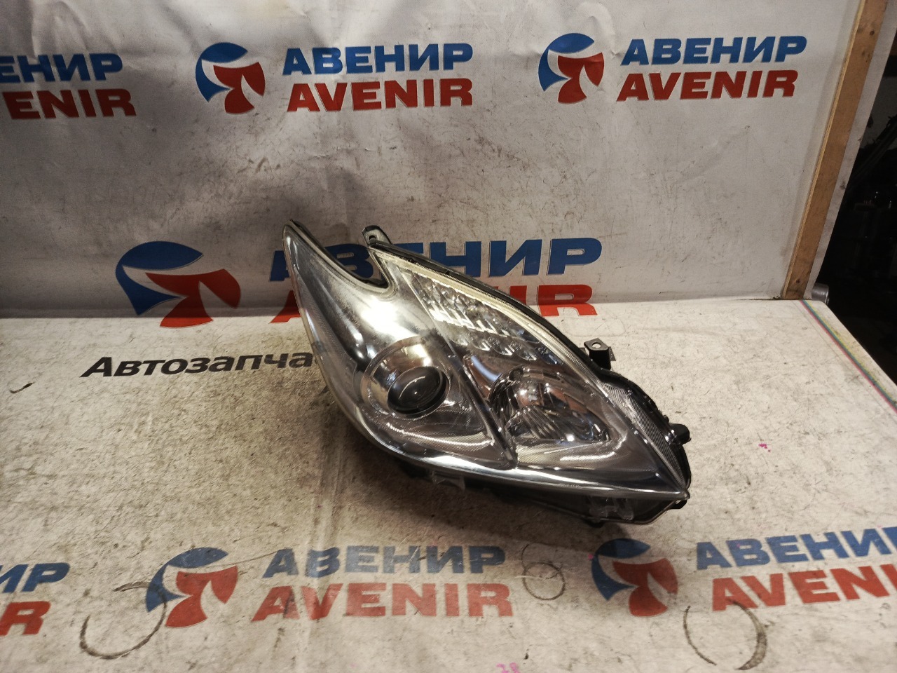 Фара TOYOTA PRIUS ZVW30 правая (б/у)