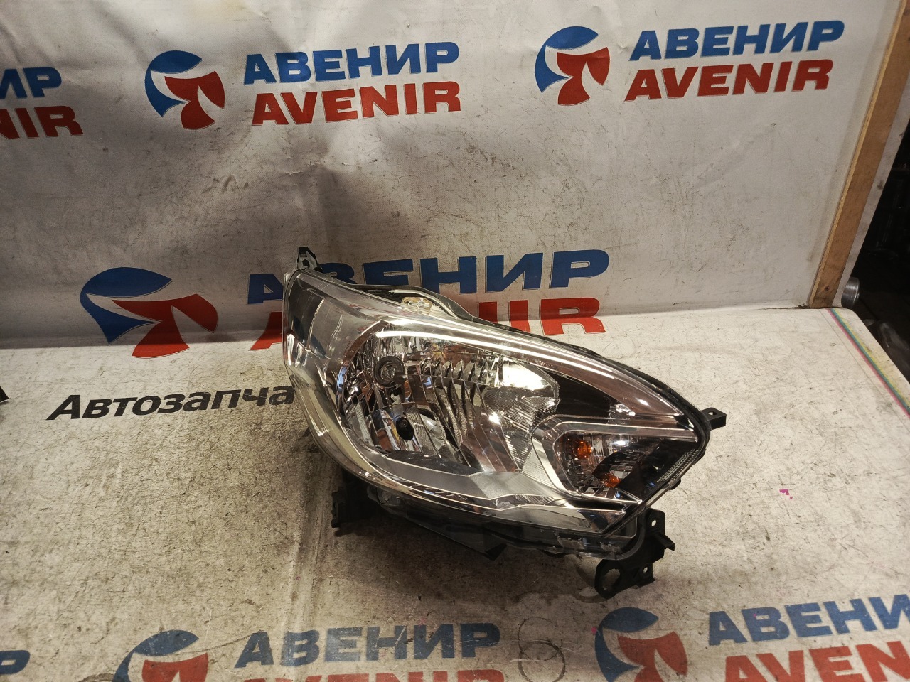 Фара MITSUBISHI EK-SPACE B11A правая (б/у)