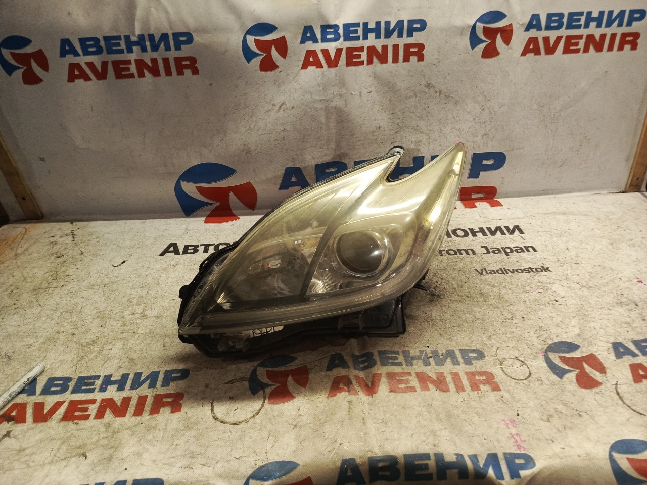 Фара TOYOTA PRIUS ZVW30 левая (б/у)