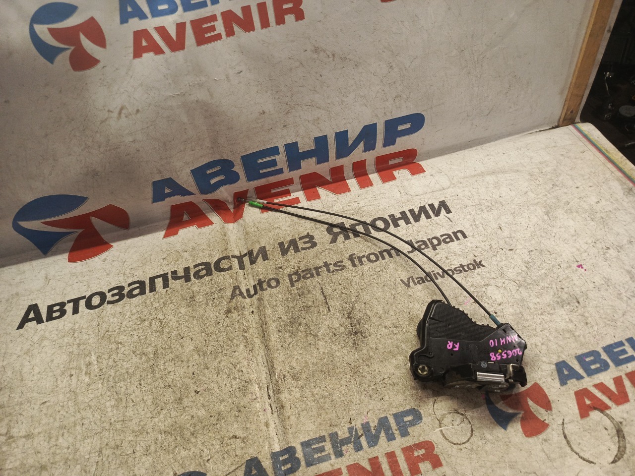 Замок двери TOYOTA ALPHARD ATH10W передний правый (б/у)