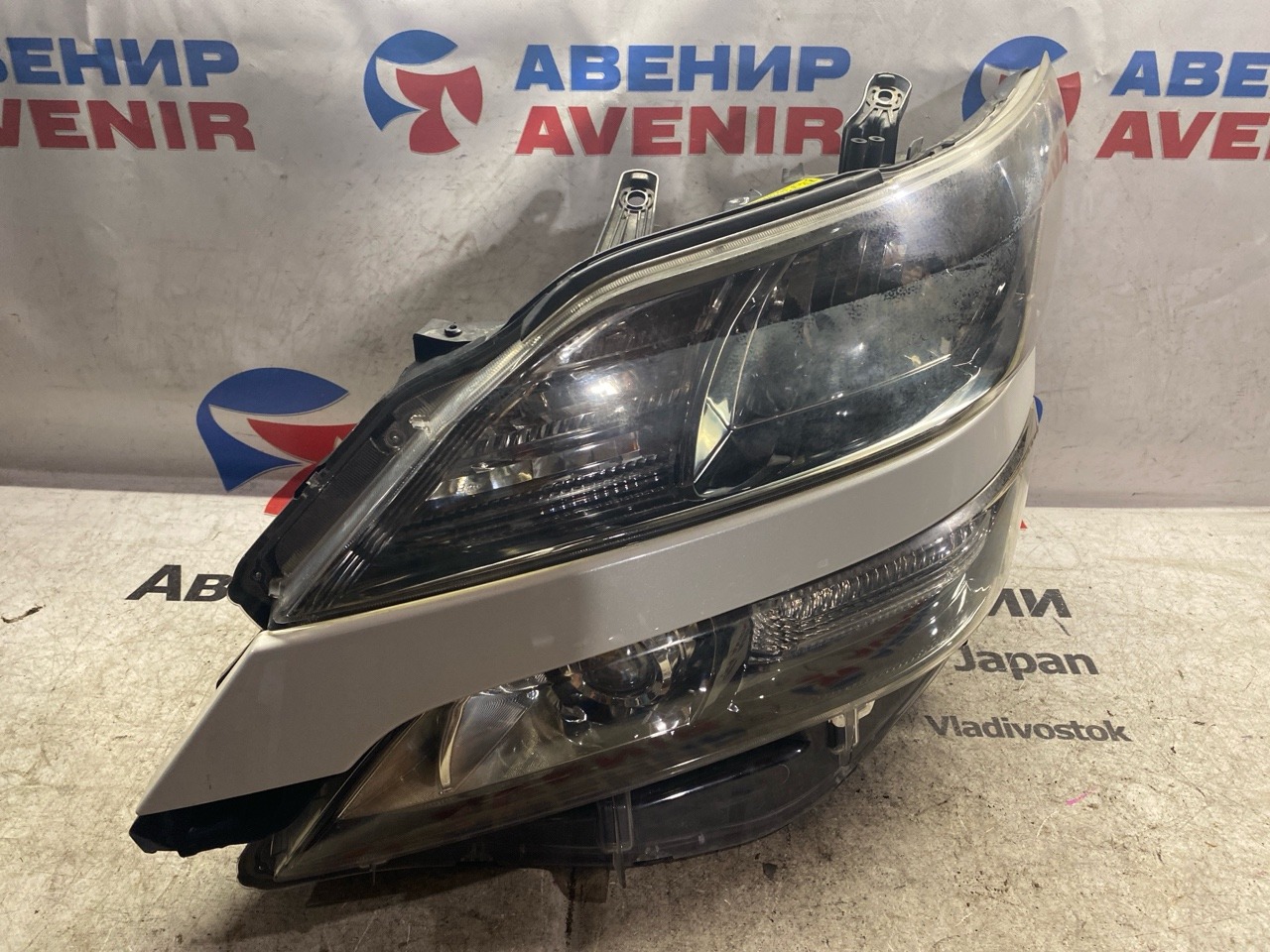 Фара TOYOTA VELLFIRE ANH20 передняя левая (б/у)