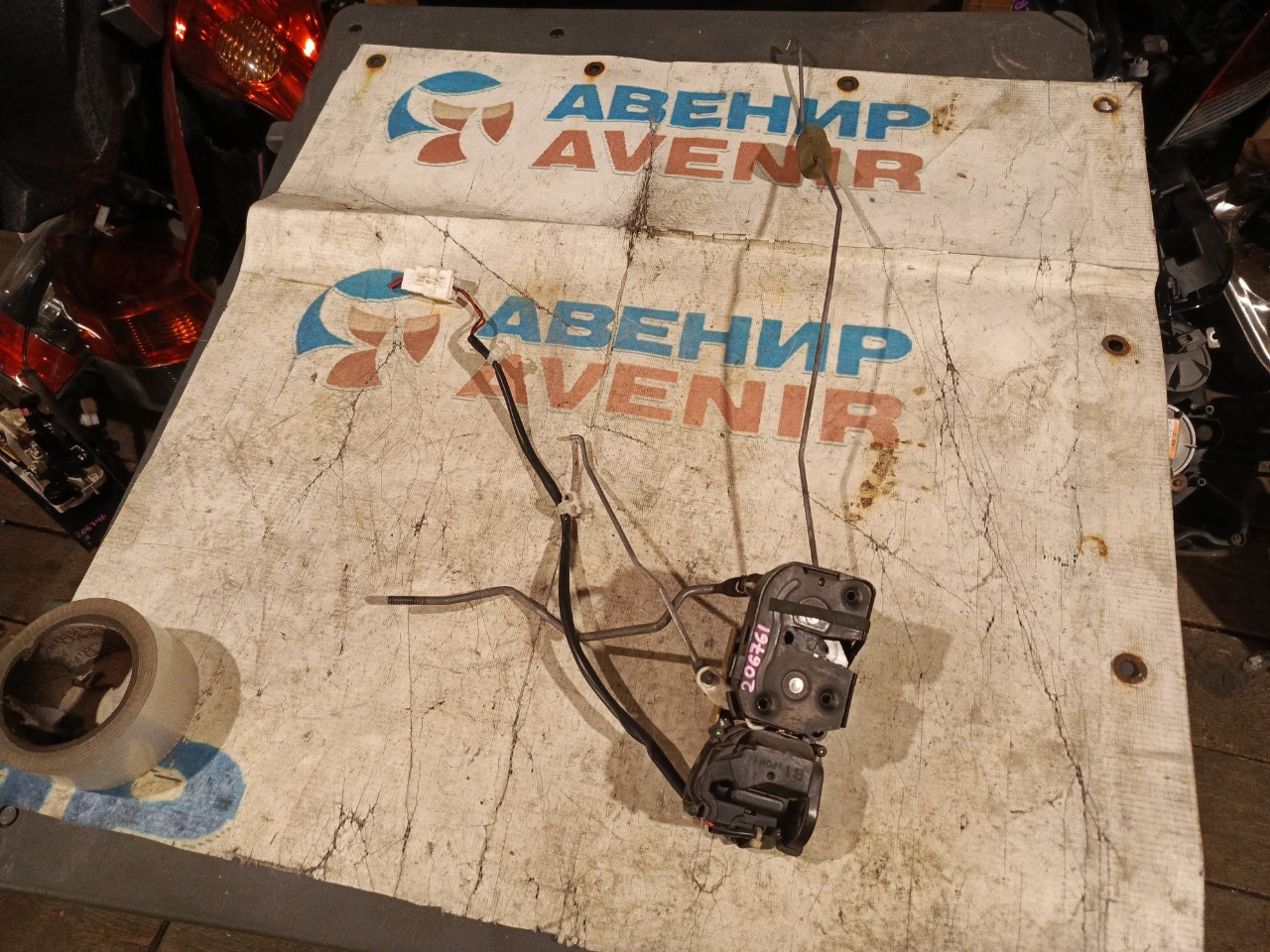 Замок двери MAZDA PREMACY CP8W FP-DE передний левый (б/у)