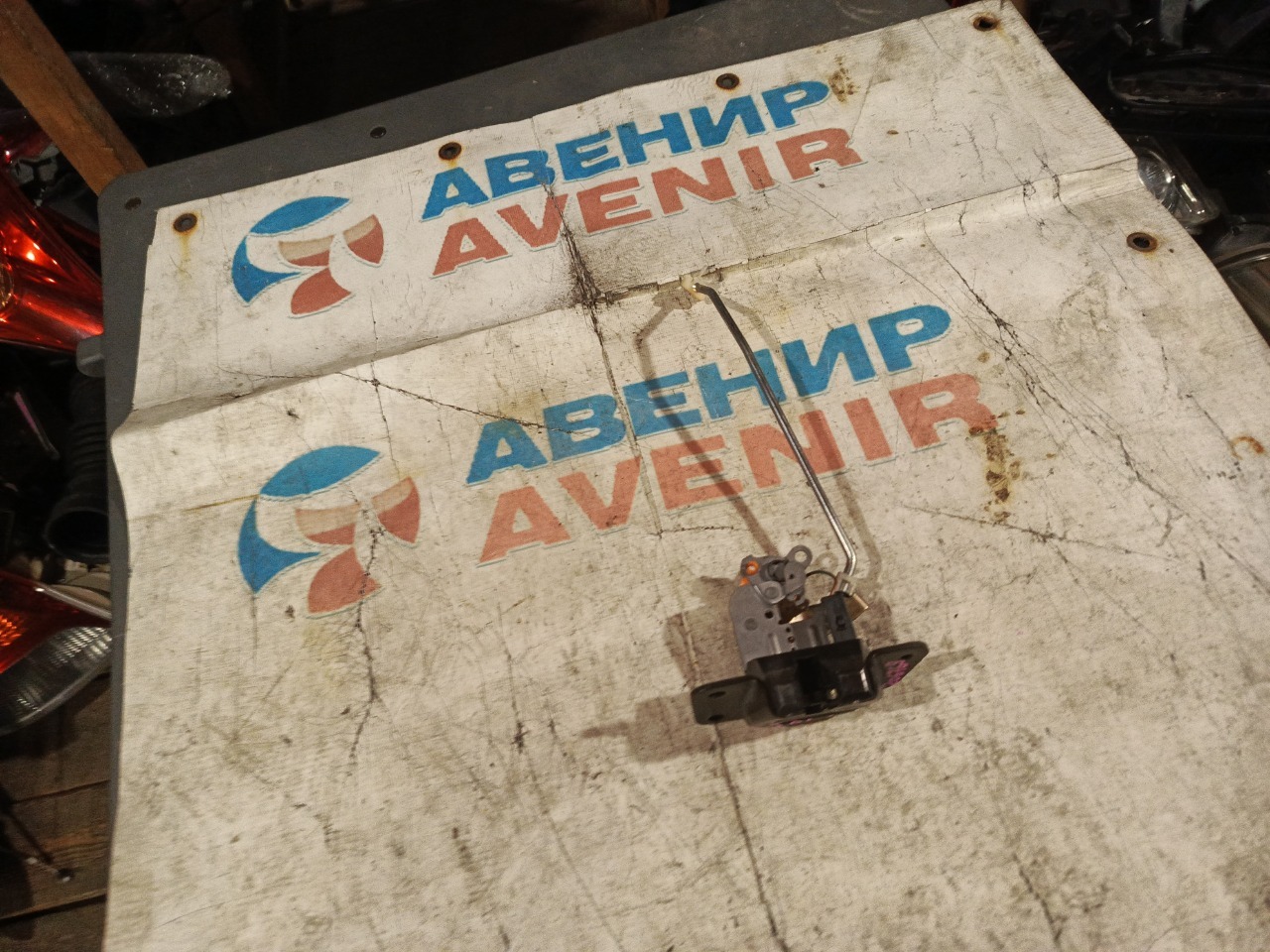 Замок 5-й двери MITSUBISHI DION CR5W задний (б/у)