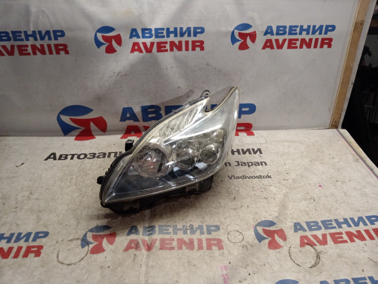 Фара TOYOTA PRIUS ZVW30 передняя левая (б/у)
