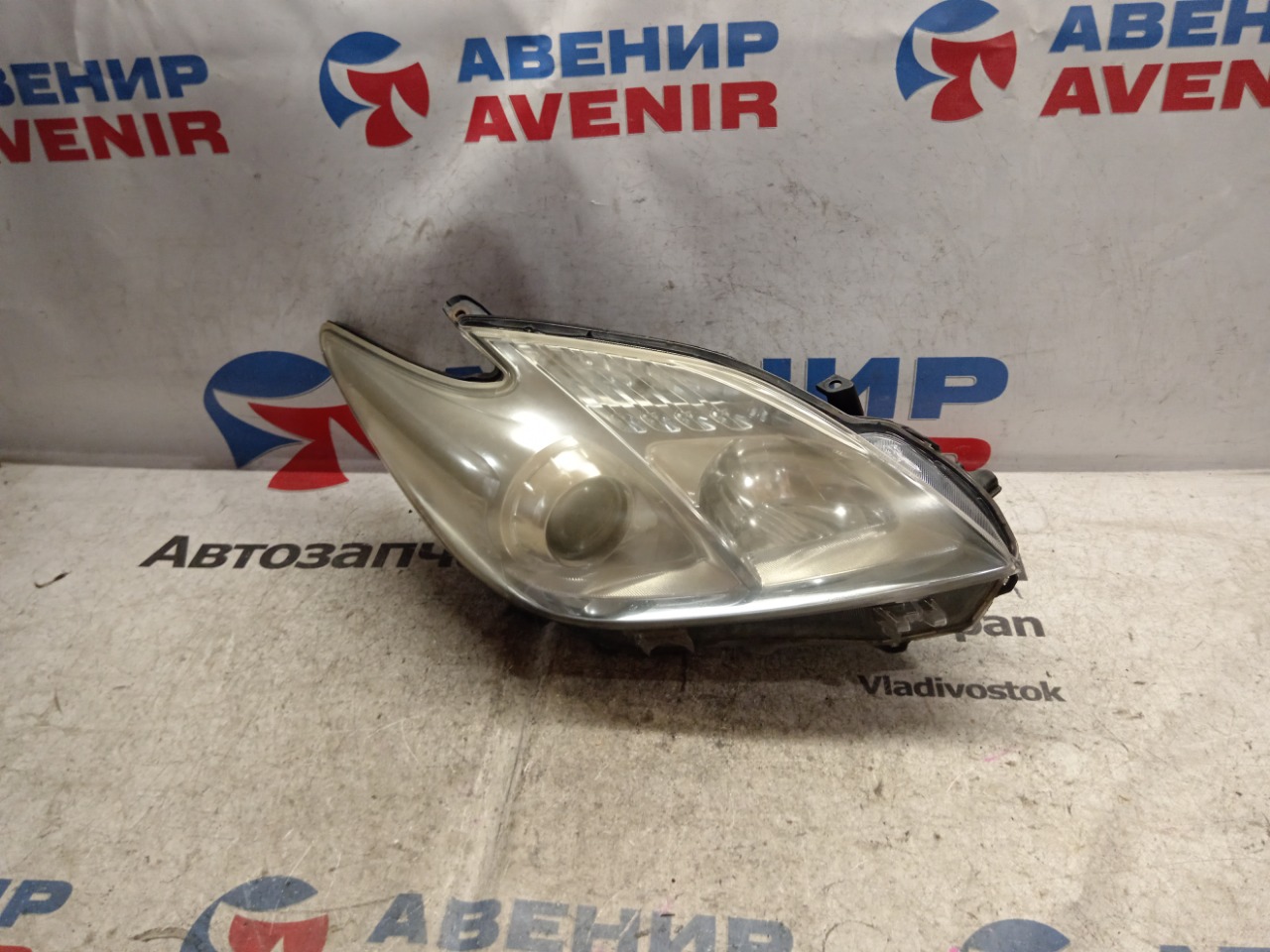 Фара TOYOTA PRIUS ZVW30 2ZR-FXE передняя правая (б/у)