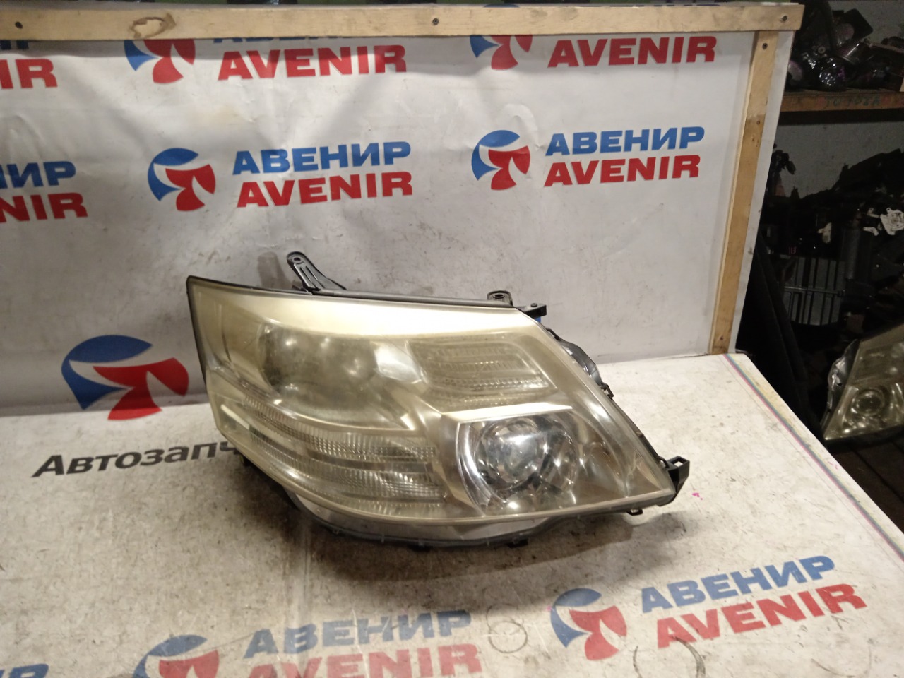 Фара TOYOTA ALPHARD ANH10W передняя правая (б/у)