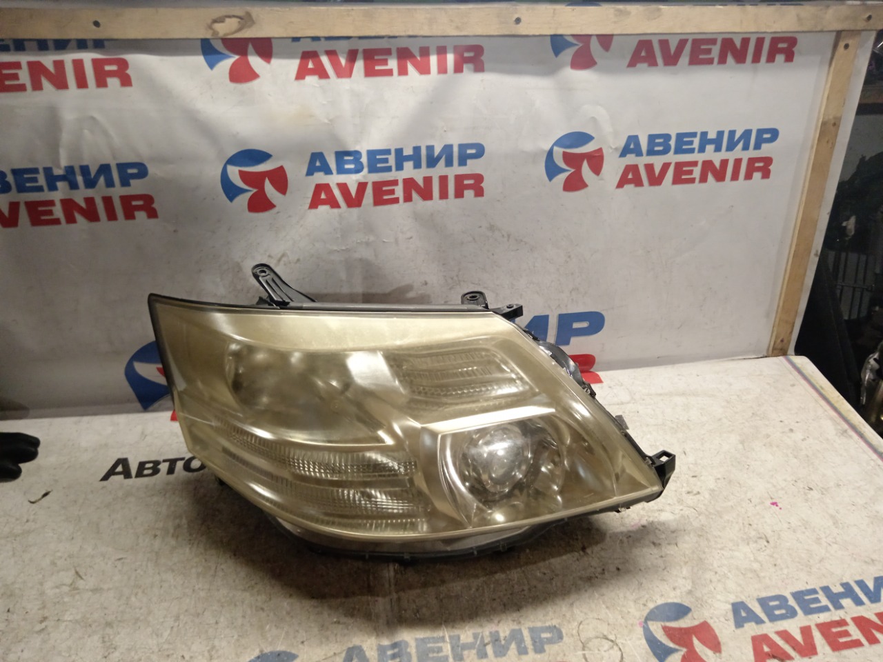 Фара TOYOTA ALPHARD ANH10W передняя правая (б/у)