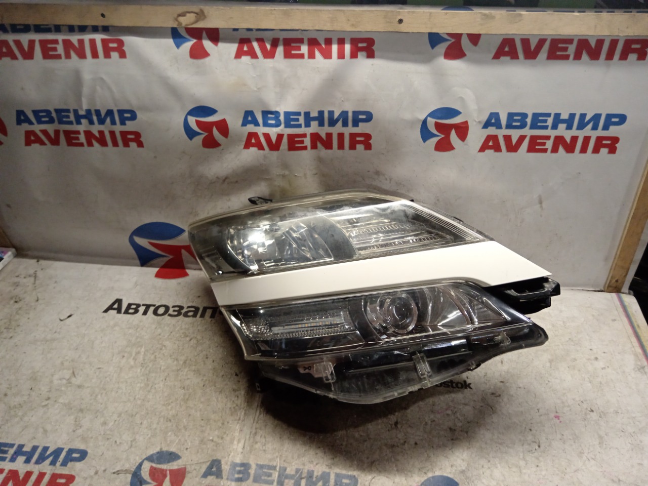 Фара TOYOTA VELLFIRE ANH20 передняя правая (б/у)