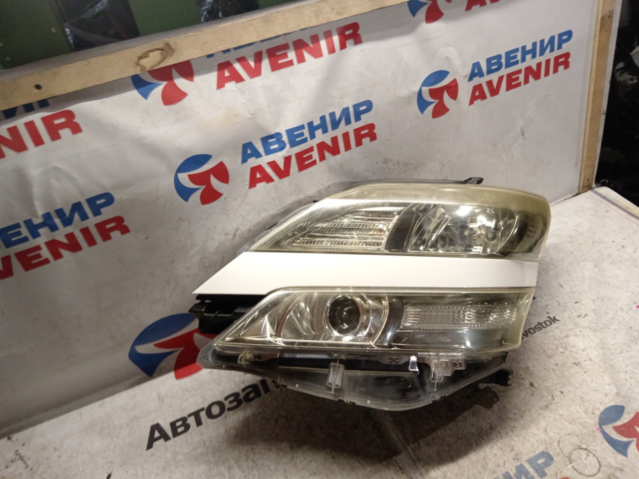 Фара TOYOTA VELLFIRE ANH20 передняя левая (б/у)