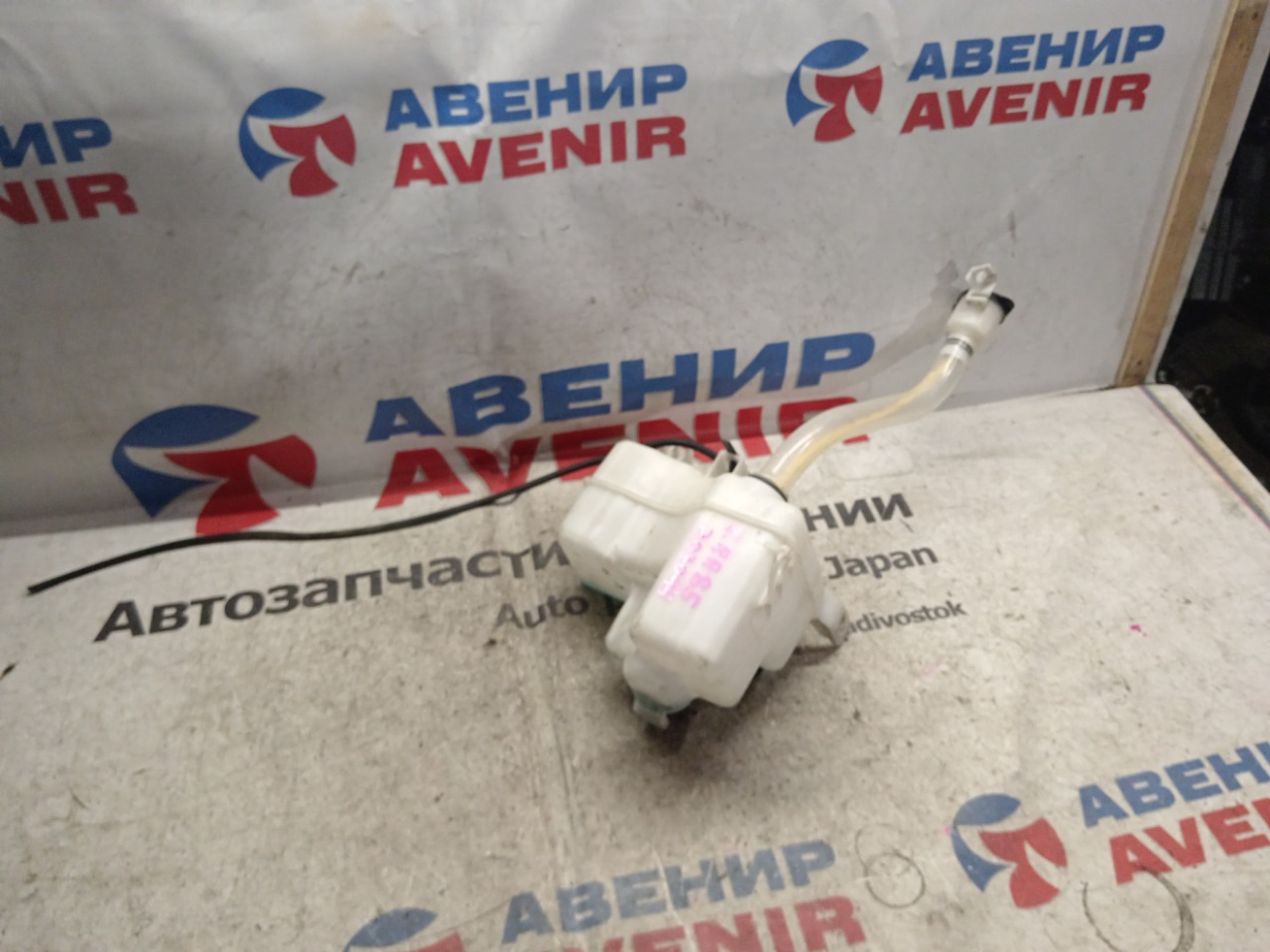 Бачок стеклоомывателя TOYOTA VOXY/NOAH/ESQUIRE ZRR80G (б/у)