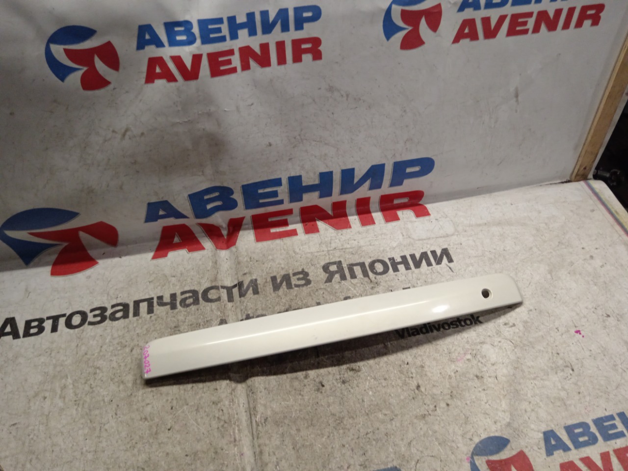 Накладка 5-й двери TOYOTA IST NCP61 задняя (б/у)