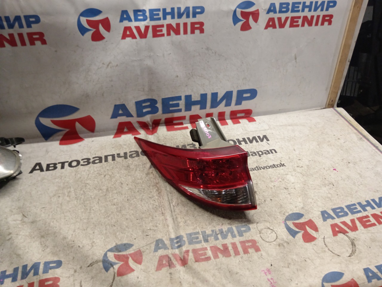 Стоп-сигнал TOYOTA ESTIMA AHR20W задний левый (б/у)