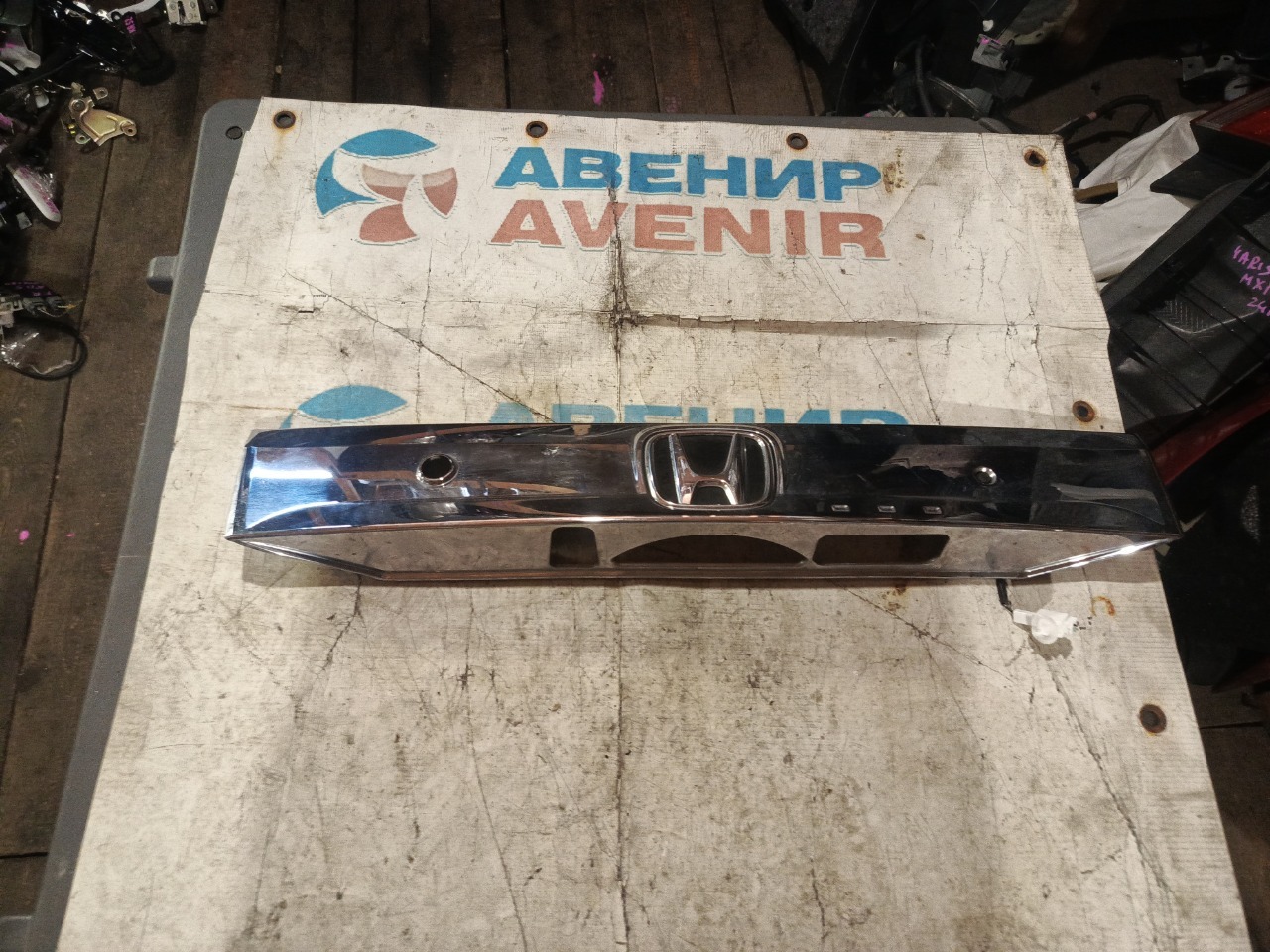 Накладка 5-й двери HONDA N-WGN JH2 задняя (б/у)