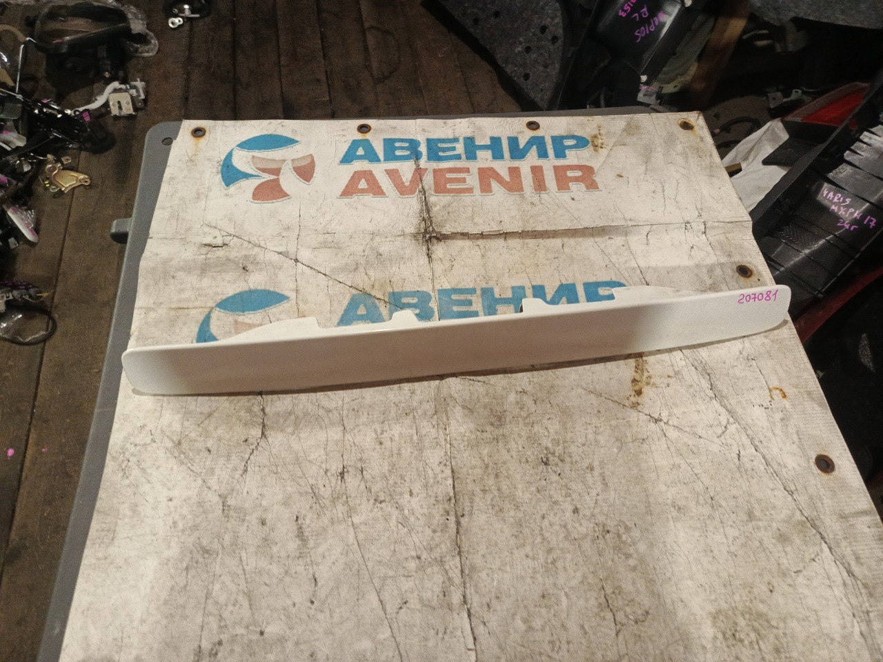 Накладка 5-й двери TOYOTA PROBOX NCP50V задняя (б/у)