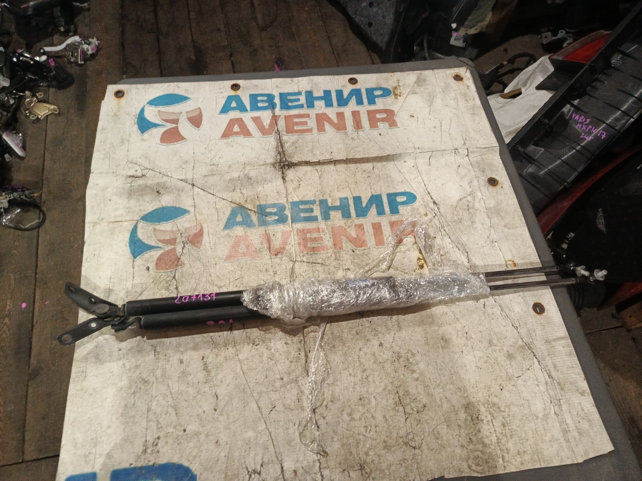 Амортизатор задней двери SUBARU SAMBAR TV1 задний (б/у)