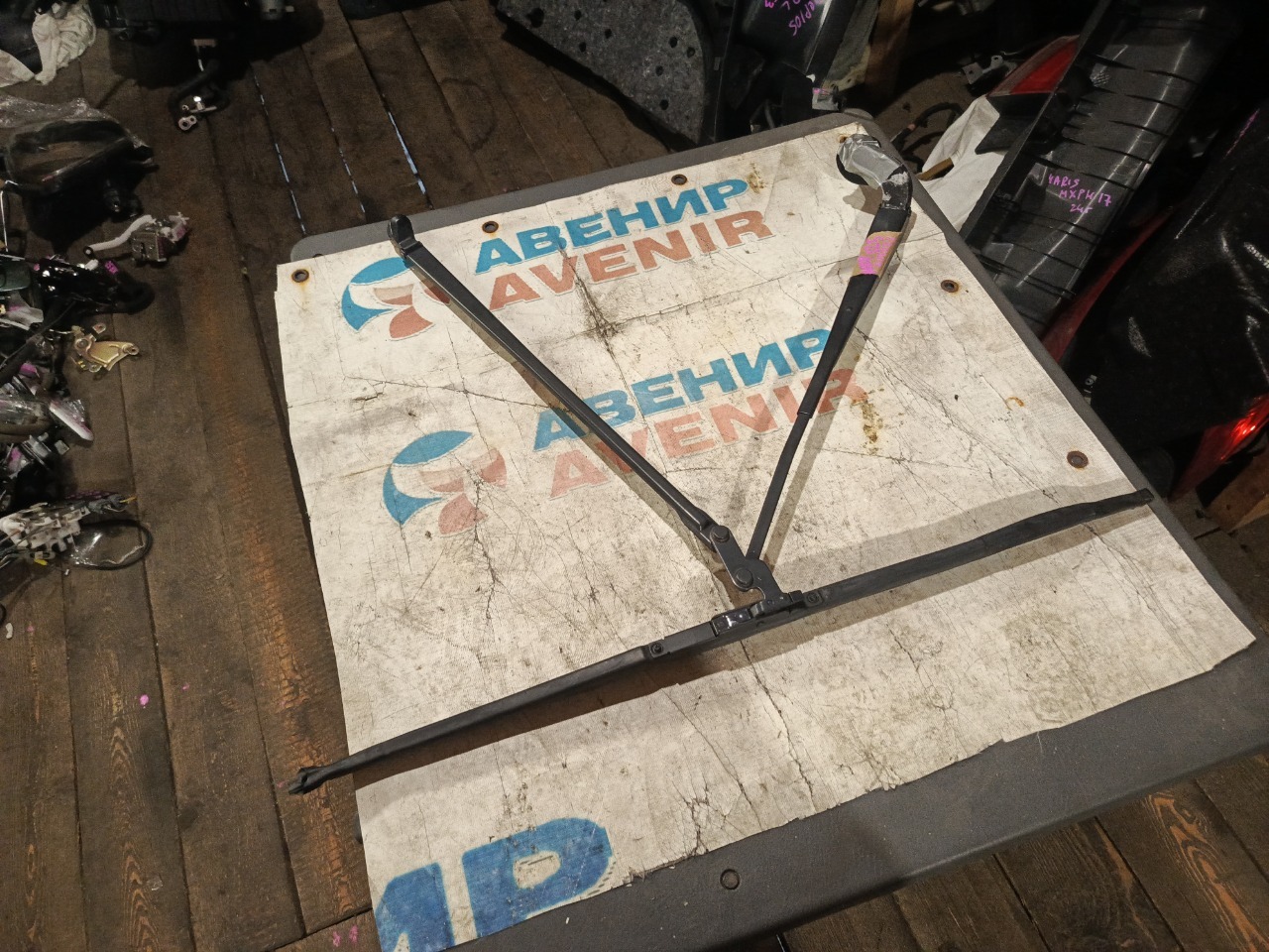 Держатель дворника TOYOTA RACTIS NCP120 NCP122 NCP125 NSP120 NSP122 передний (б/у)