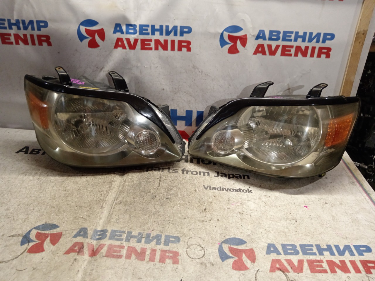 Фара TOYOTA NOAH AZR65 передняя правая (б/у)