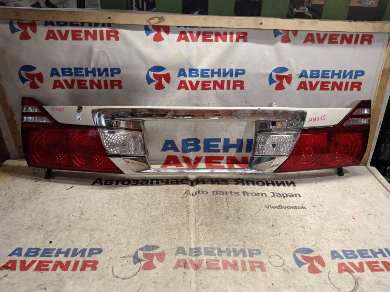 Вставка между стопов TOYOTA ALPHARD ANH10 задняя (б/у)