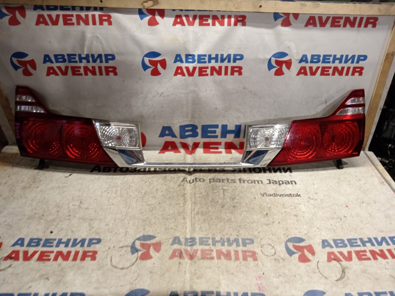Вставка между стопов TOYOTA ALPHARD ANH10 задняя (б/у)