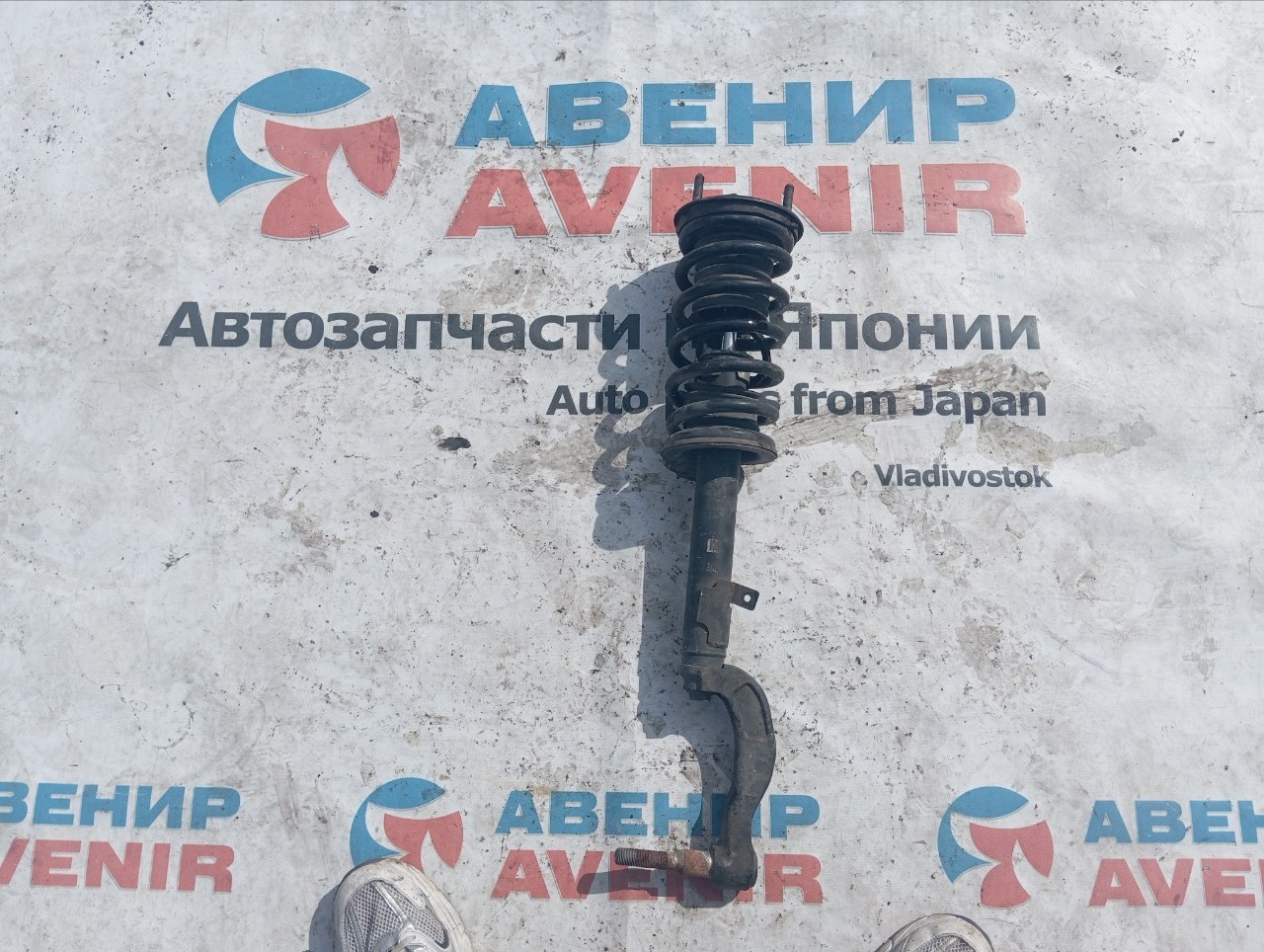 Стойка TOYOTA CROWN GRS203 3GR-FSE передняя левая (б/у)