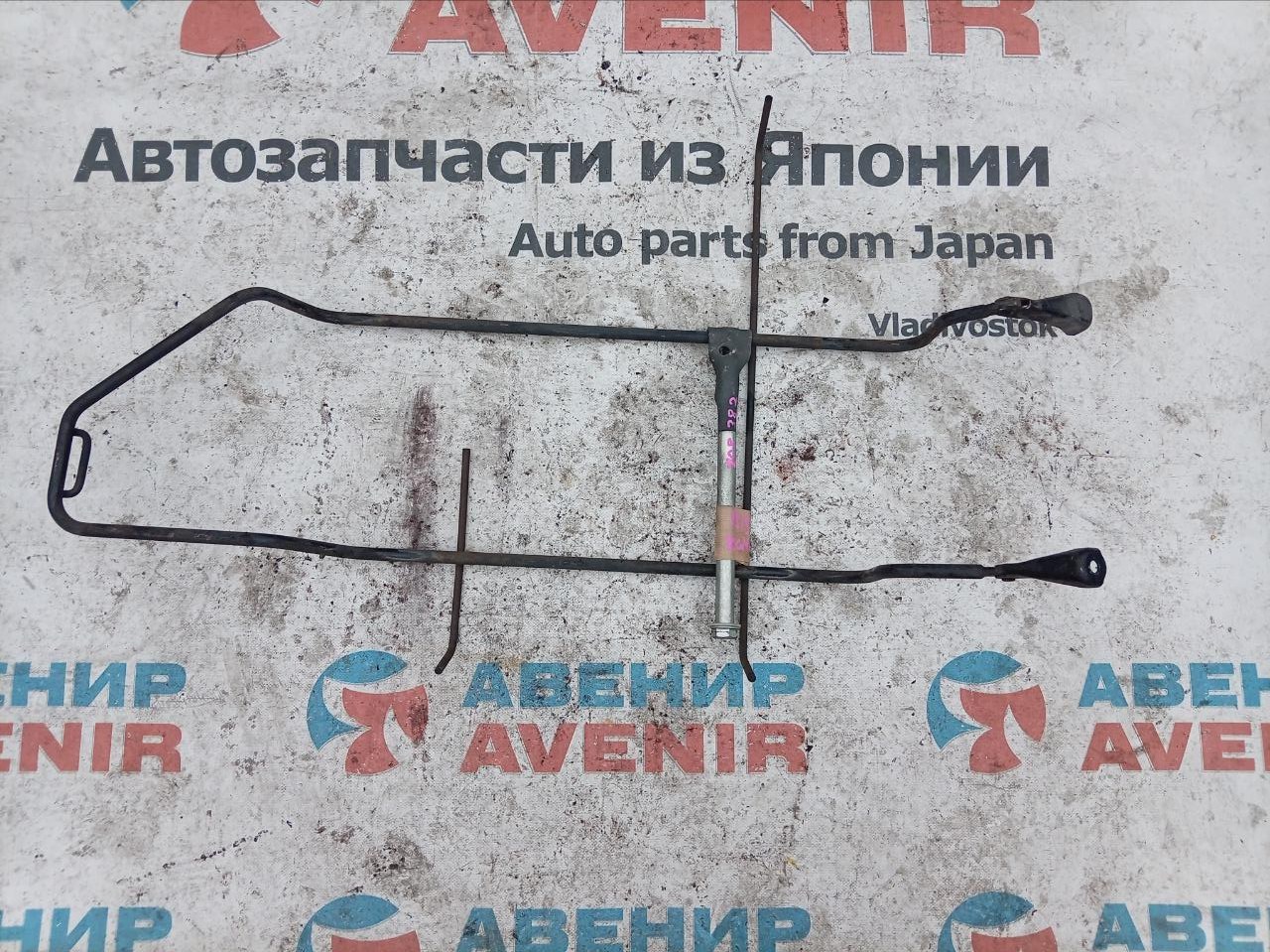 Крепление запаски TOYOTA ISIS ANM10G (б/у)