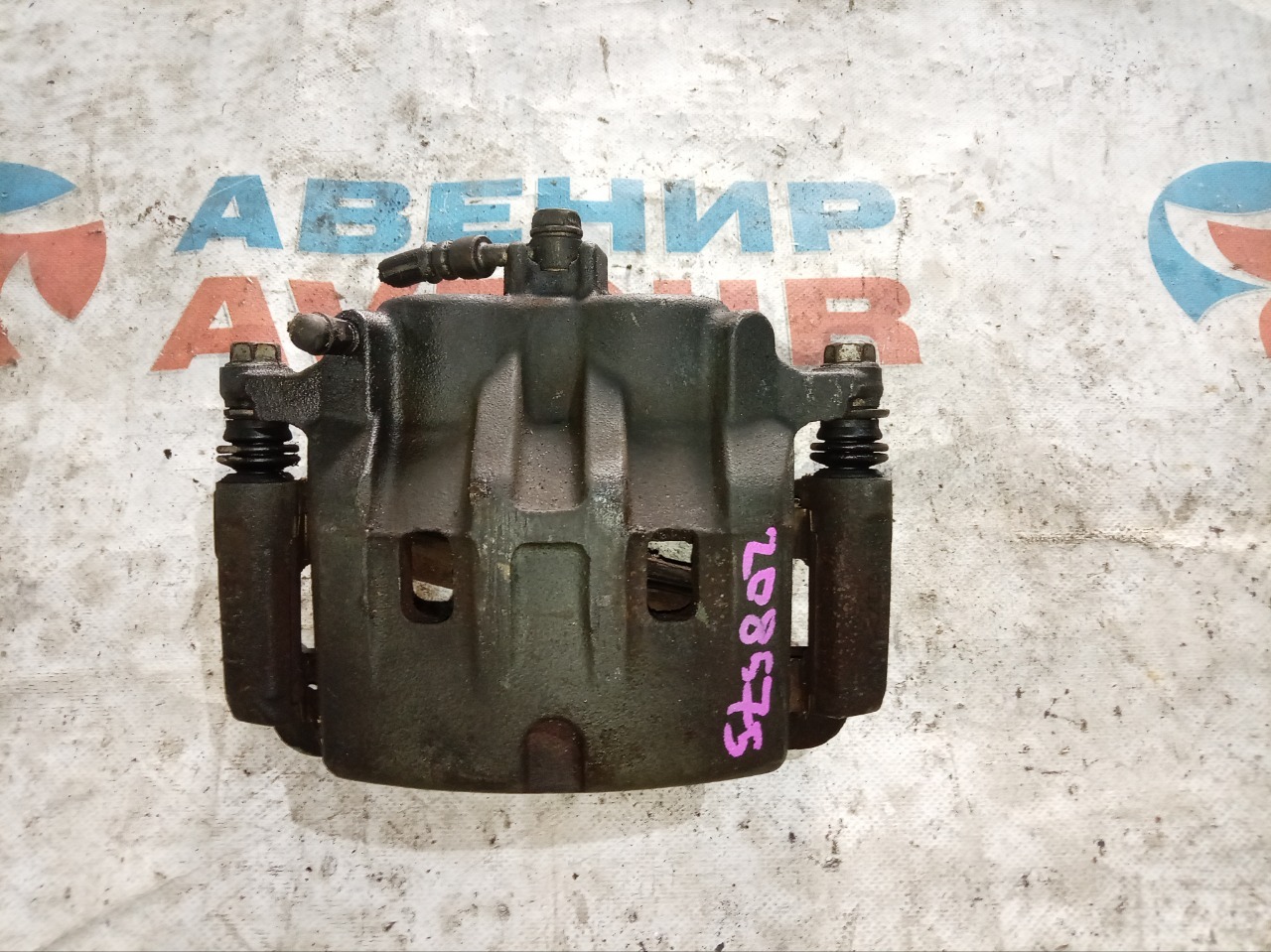 Суппорт HONDA ELYSION RR1 K24A передний правый (б/у) Суппорт HONDA ELYSION RR1 K24A передний правый (б/у)