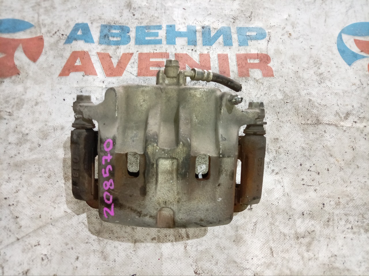 Суппорт HONDA ELYSION RR1 K24A передний левый (б/у) Суппорт HONDA ELYSION RR1 K24A передний левый (б/у)