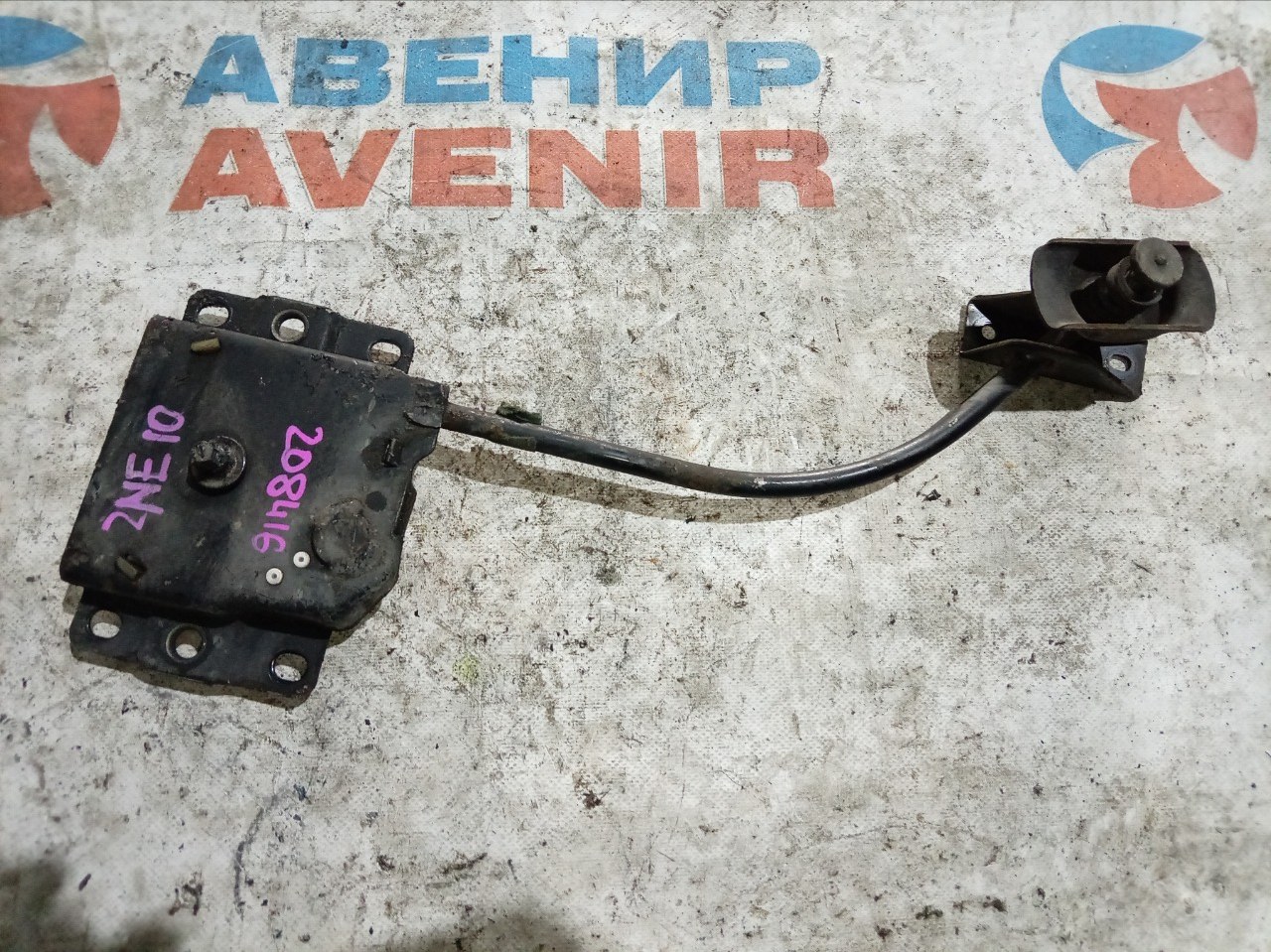 Крепление запаски TOYOTA WISH ZNE10 1ZZ-FE (б/у) Крепление запаски TOYOTA WISH ZNE10 1ZZ-FE (б/у)