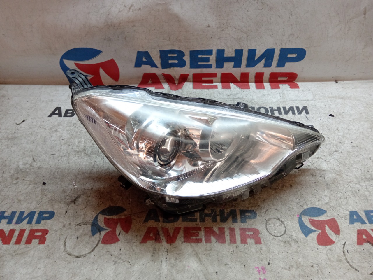 Фара TOYOTA AQUA NHP10 передняя правая (б/у)