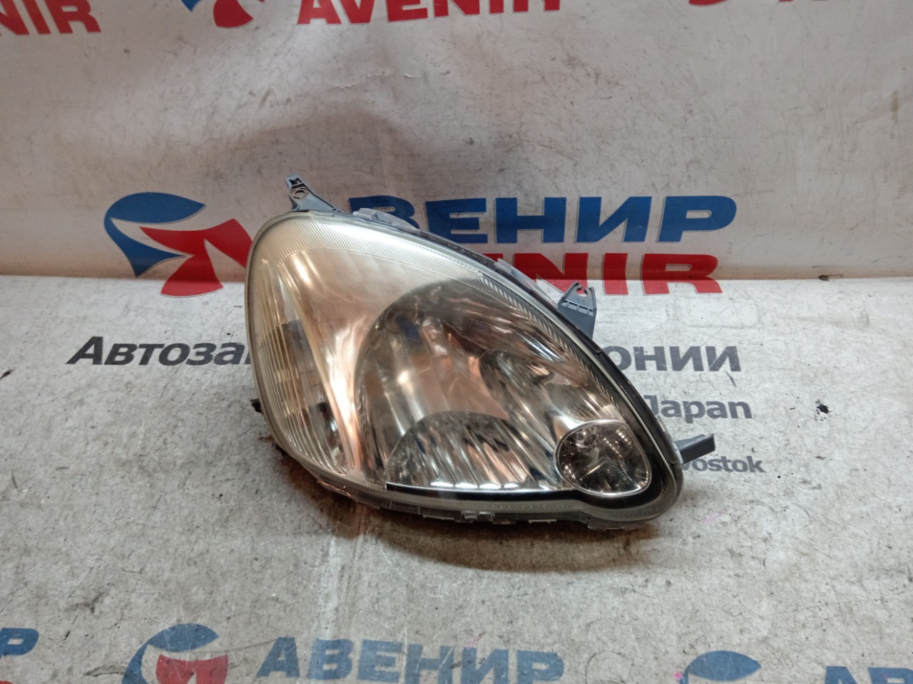 Фара TOYOTA VITZ NCP15 передняя правая (б/у)