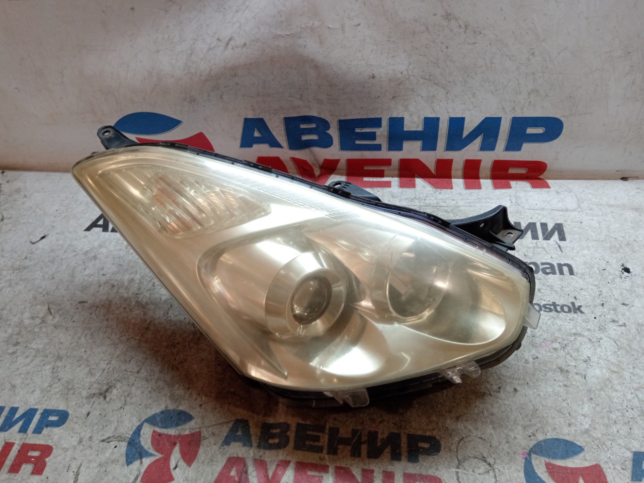 Фара TOYOTA WISH ZNE14 передняя правая (б/у)