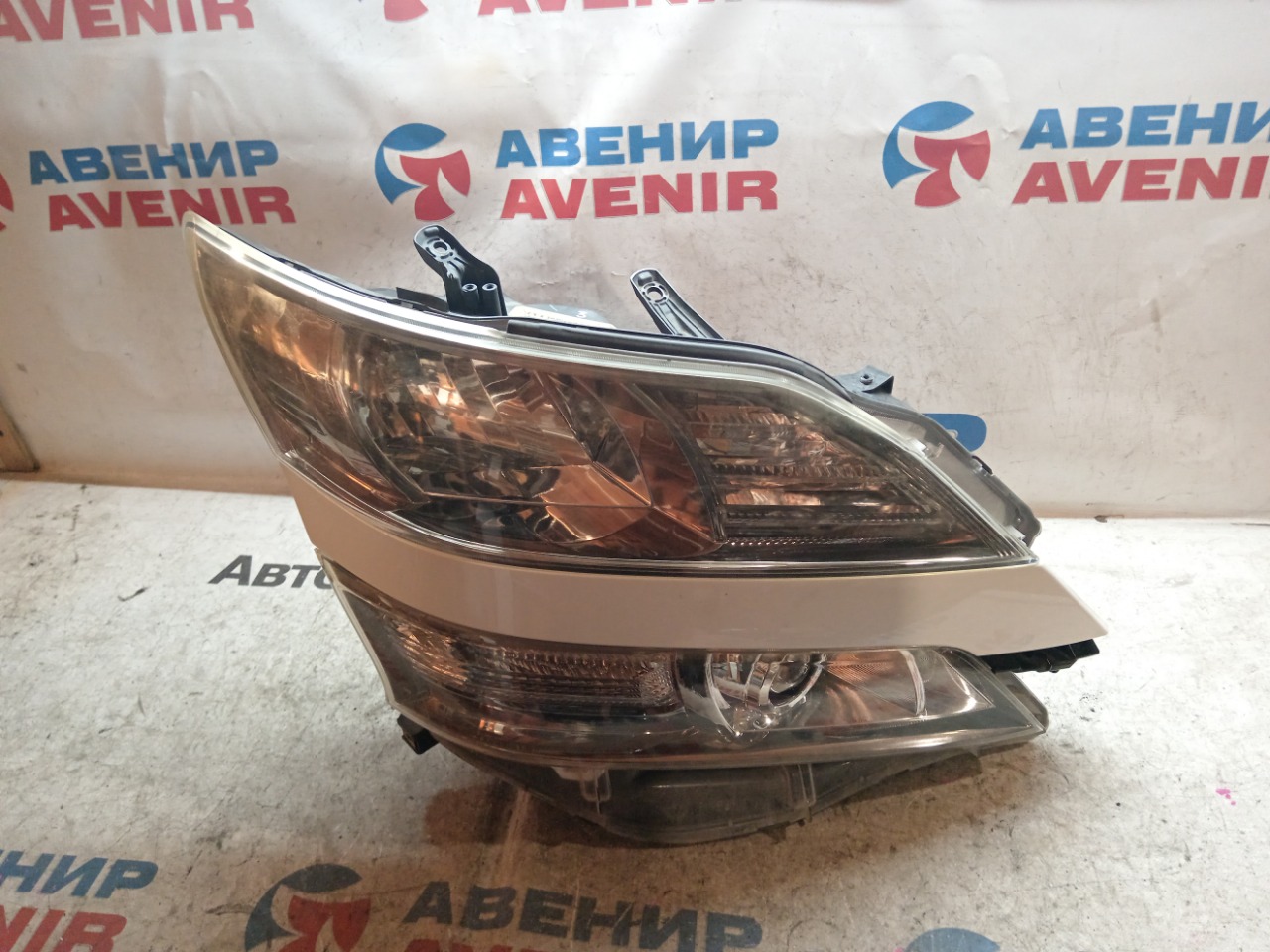 Фара TOYOTA VELLFIRE ANH25 передняя правая (б/у)