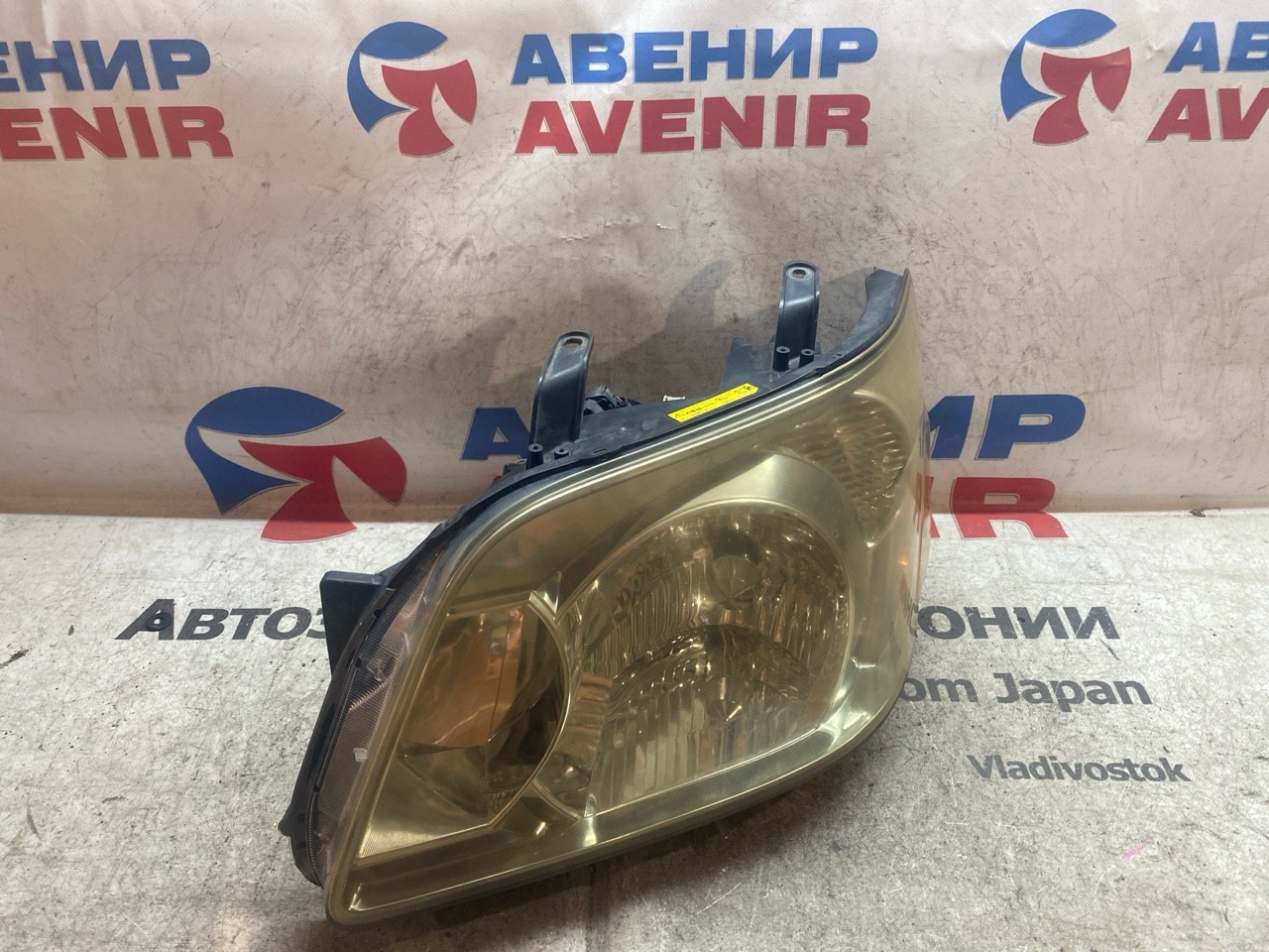 Фара TOYOTA NOAH AZR60 передняя левая (б/у)