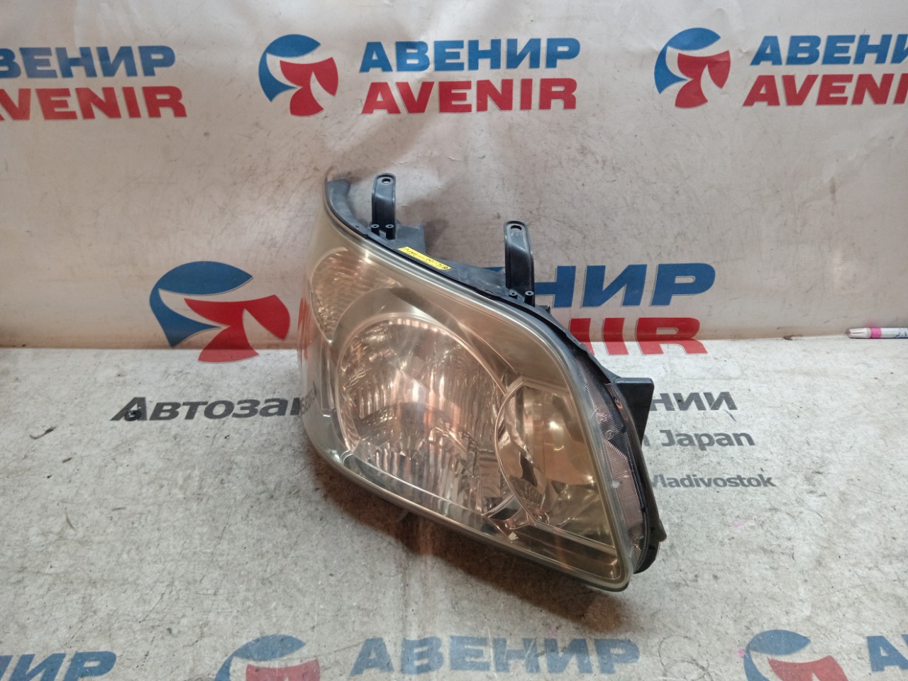 Фара TOYOTA NOAH AZR60 передняя правая (б/у)
