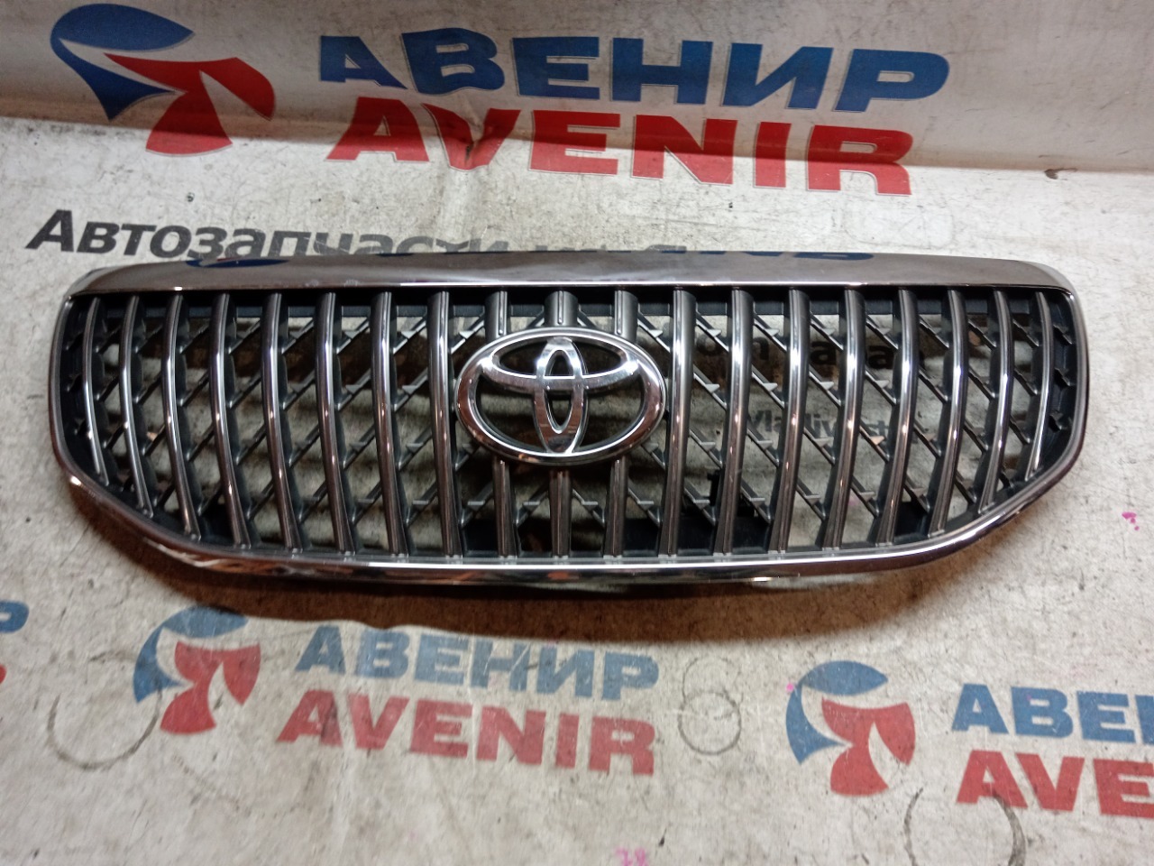 Решетка TOYOTA CROWN MAJESTA URS206 (б/у)