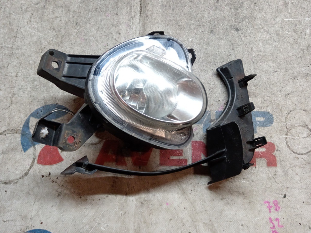 Туманка TOYOTA CROWN GRS200 передняя правая (б/у)