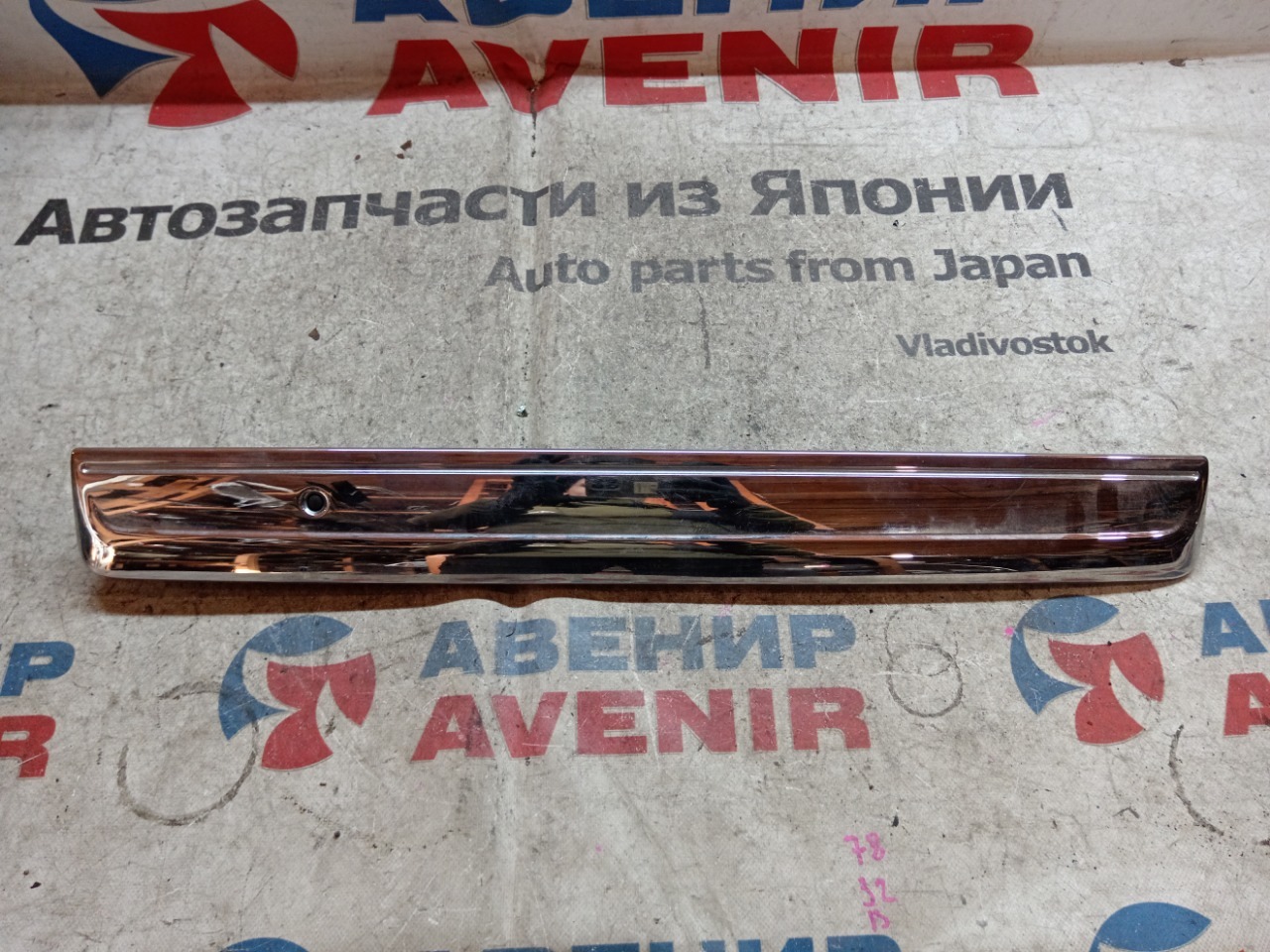 Накладка 5-й двери HONDA STEPWGN RK6 задняя (б/у)