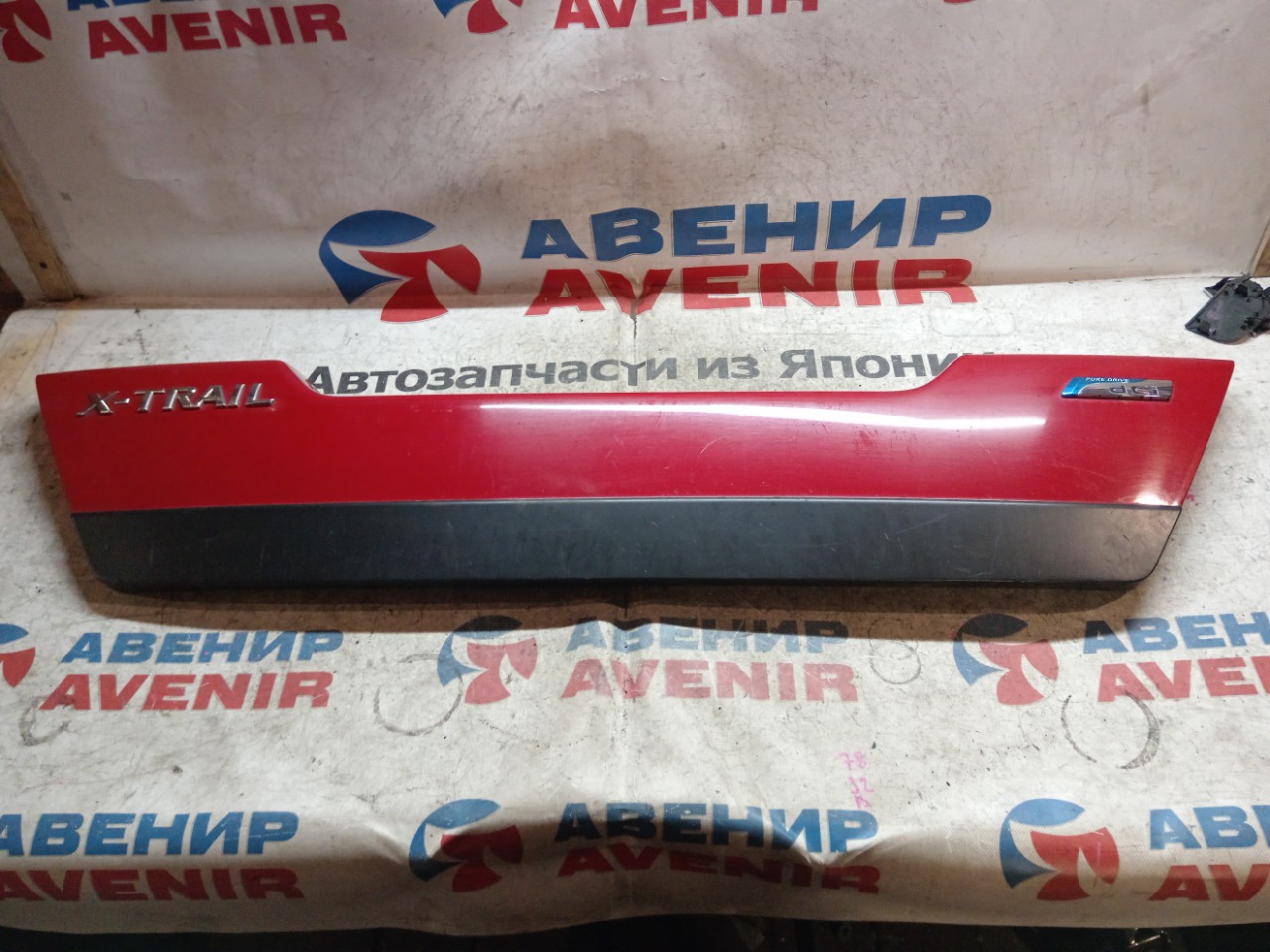 Накладка 5-й двери NISSAN X-TRAIL TNT31 (б/у)
