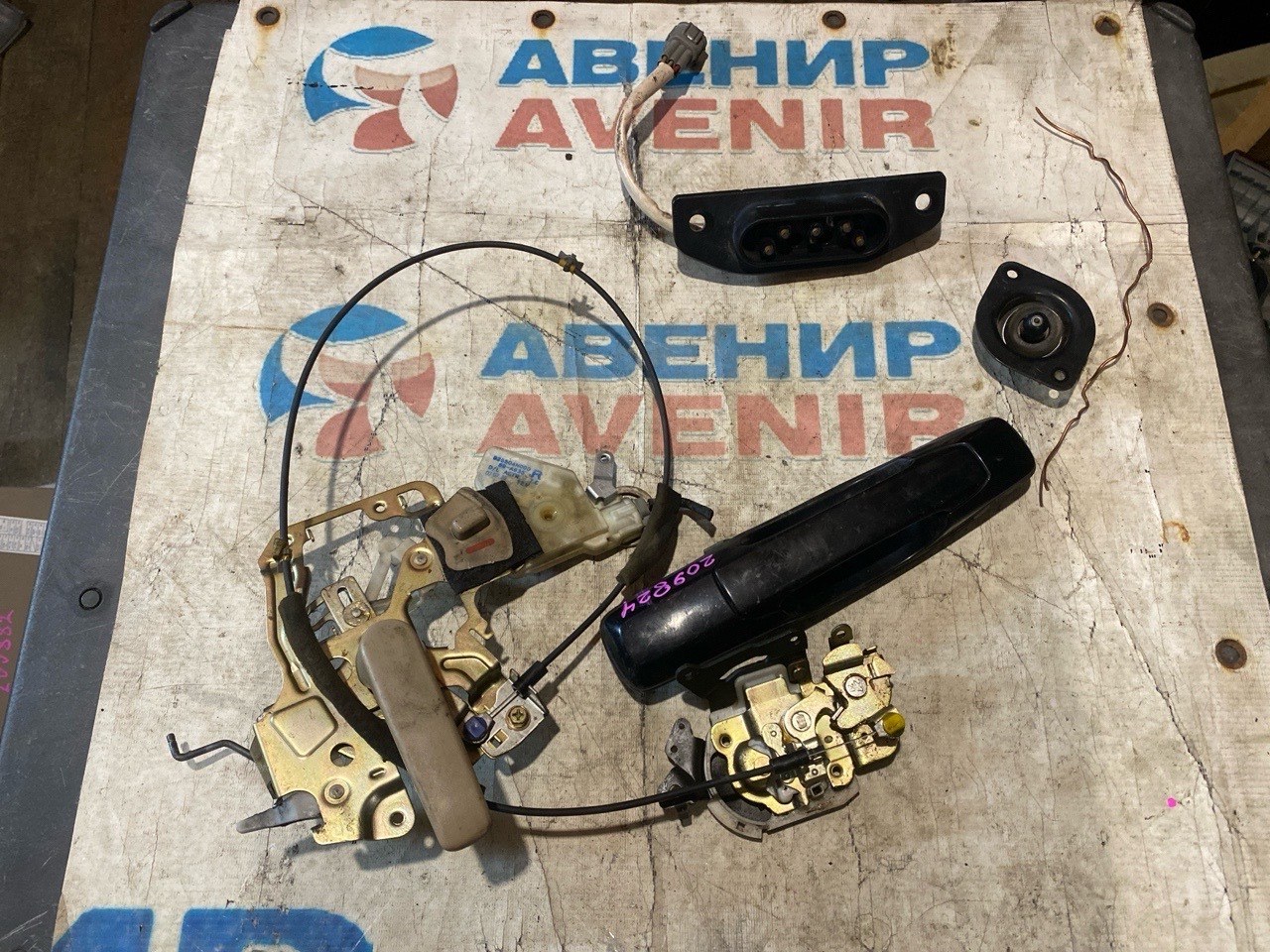 Замок двери NISSAN SERENA PC24 задний правый (б/у)