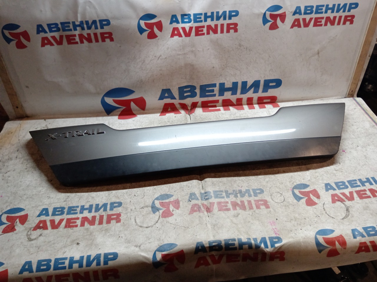 Накладка 5-й двери NISSAN X-TRAIL DNT31 (б/у)