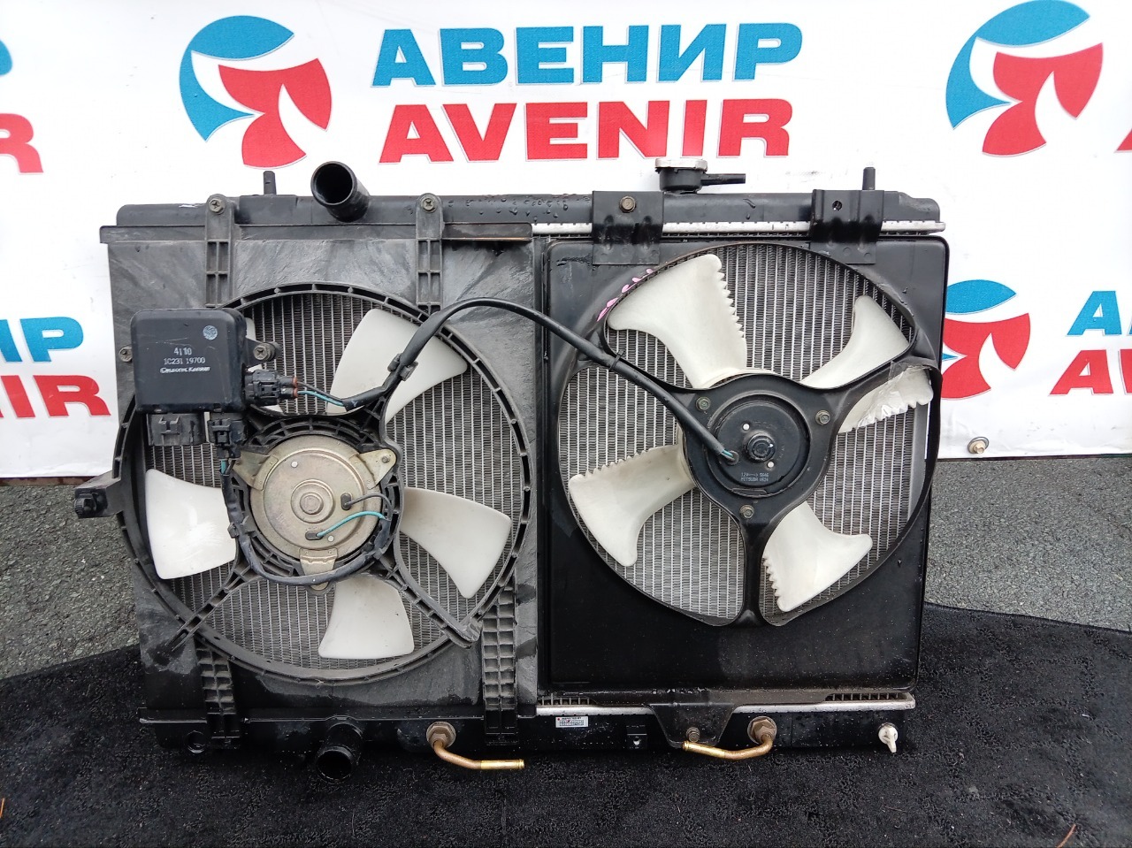 Диффузор радиатора MITSUBISHI DION CR9W 4G94 (б/у)